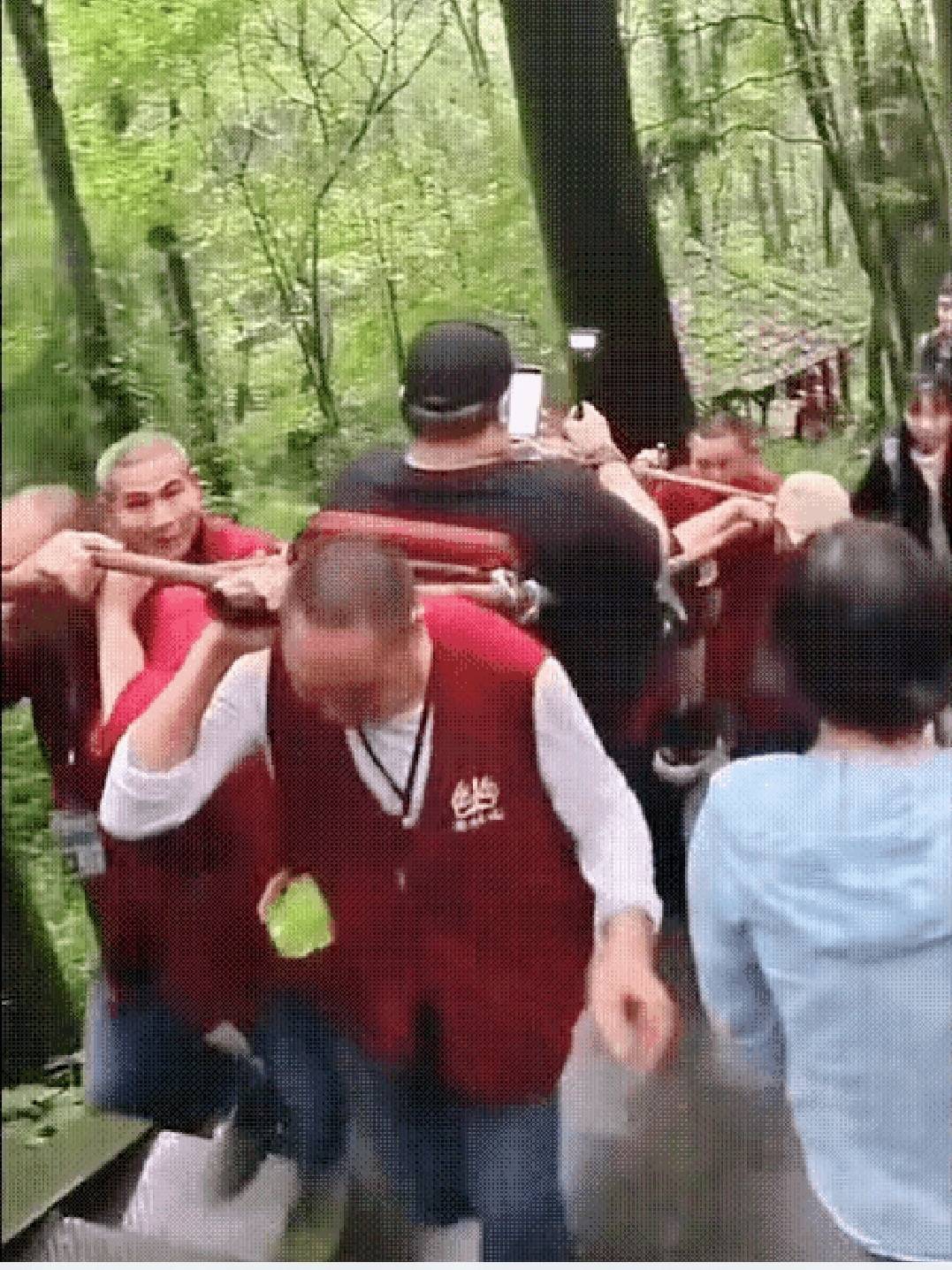 263斤男子花2万请9名轿夫抬上峨眉山据报道，四川一名体重达263斤的男子为了攀登峨眉山，花费了2万元请9名轿夫抬着他上山。这一事件引发了广泛关注和讨论。