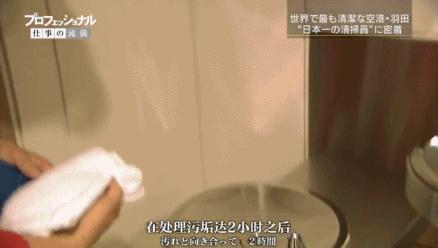 机场航站楼有人坠落 保洁被砸身亡机场航站楼有人坠落，保洁被砸身亡，悲剧背后的警醒与思考