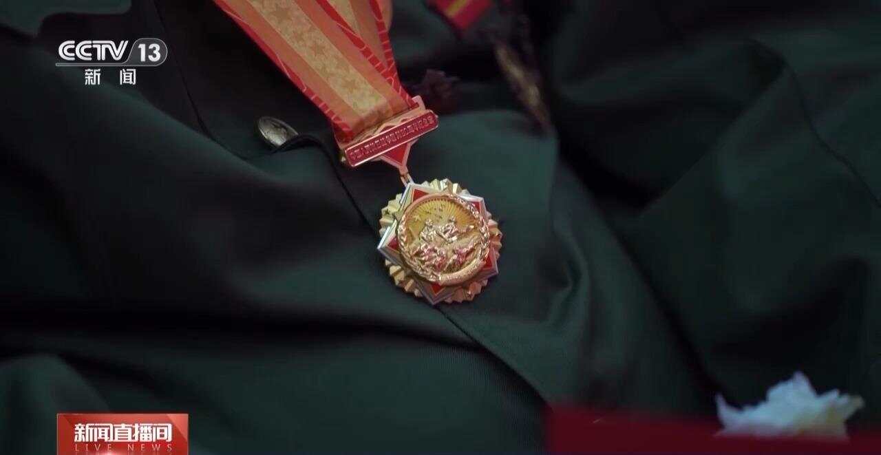 112位老兵获颁抗战胜利80周年纪念章致敬英雄！抗战胜利80周年纪念章颁发给112位抗战老兵