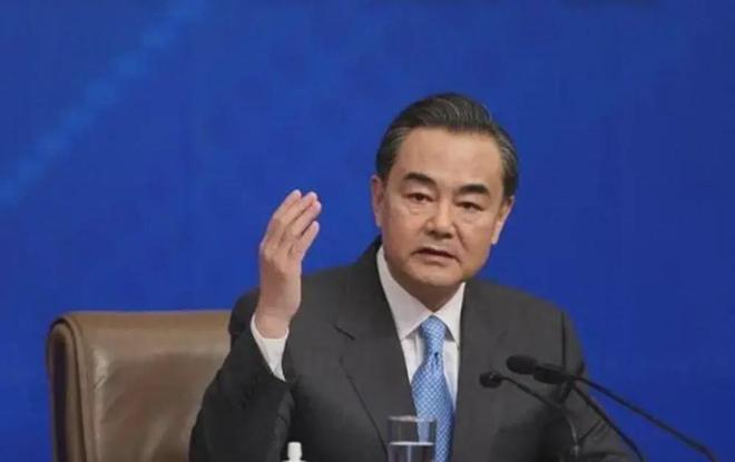 王毅送外长中国跑鞋王毅外长赠送中国跑鞋，展现自信与实力