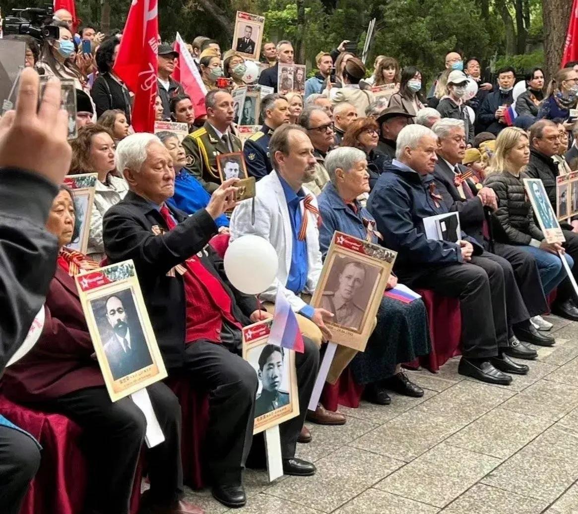 100岁老战士带丈夫遗像和奖章看阅兵百岁老战士携丈夫遗像与奖章共赏阅兵盛况