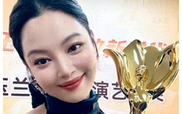 辛芷蕾获奖感言:我曾遭受许多嘲笑尊敬的评委，亲爱的观众，今天我能站在这里，首先要感谢所有支持我、相信我、给我机会的人。我曾经历过许多挫折和困难，也遭受过许多嘲笑和质疑。但是，我从未放弃过自己的梦想和信念。我相信，只要我坚持不懈地努力，只要我始终保持对表演的热爱和执着，总有一天我会得到认可，得到赞赏。今天，我非常荣幸能够获得这个奖项，这是我人生中的一个重要里程碑。我会继续努力，不断进取，用更好的作品回馈观众的支持和信任。